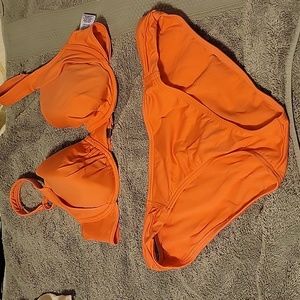 Tommy Bahama pearl coral colored swimsuit. Top is 36c bottom is medium